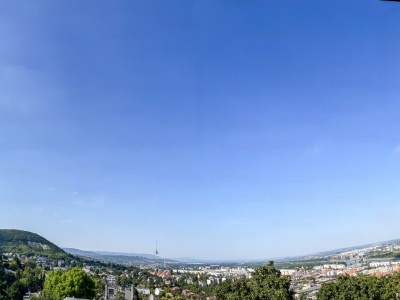 Mycket bra pris för en 129 m2 lägenhet med en hisnande utsikt ovanpå Szemlőhegy och i gott skick!