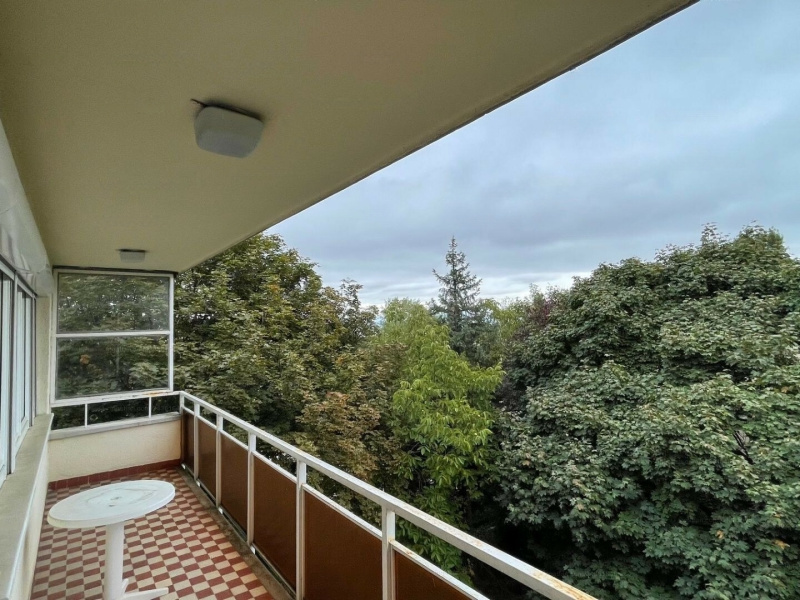 Helle und sonnige 77 m2 -Wohnung am höchsten Punkt von Rózsadomb in gutem Zustand!