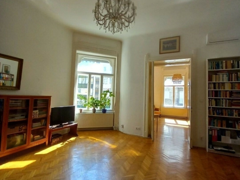 Inner Buda 80 M2 lägenhet i gott skick precis utanför Margit Híd!