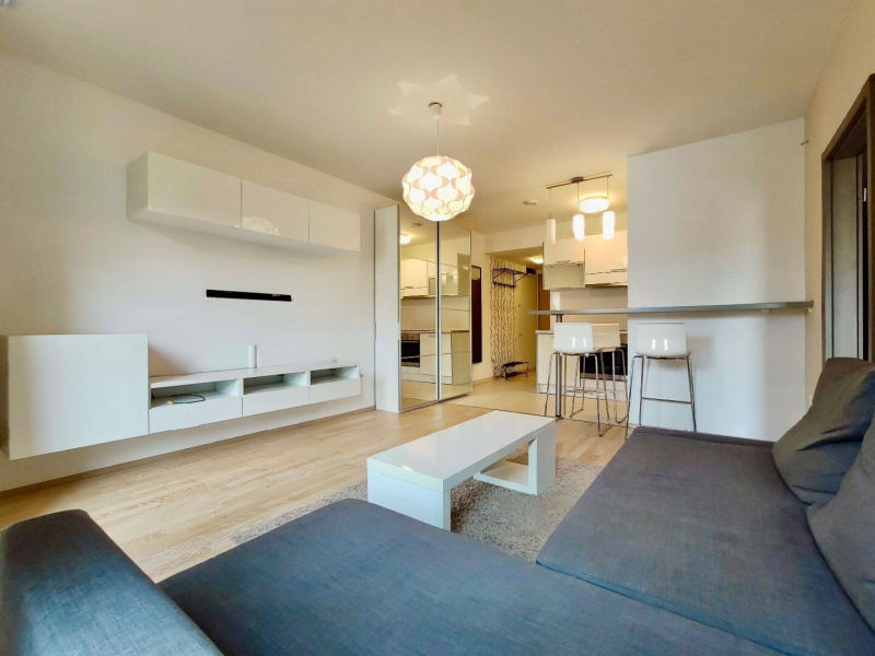 Sunny 1+1 Room Studio op 40 m2, staat als nieuw, in de Buda Hills met garage inbegrepen!