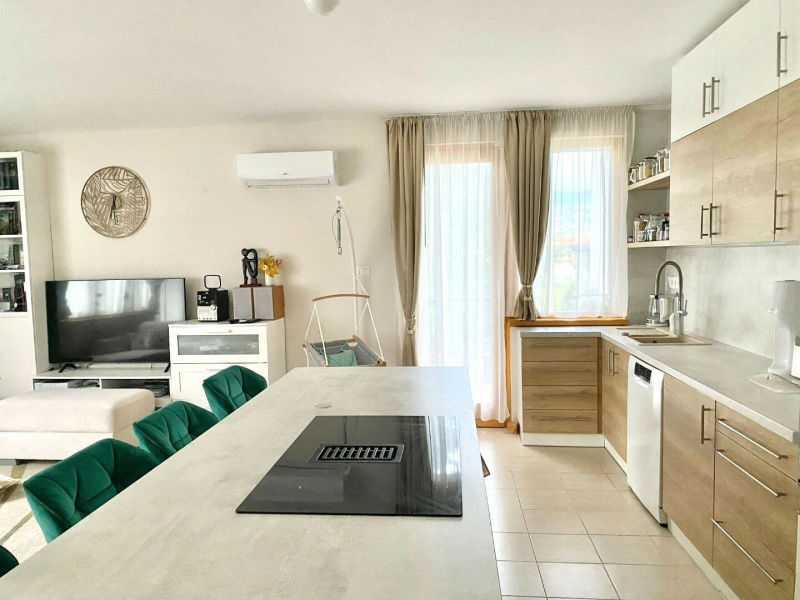 Smaakvol gerenoveerde 2e verdieping plat op 80 m2 in Pasarét!