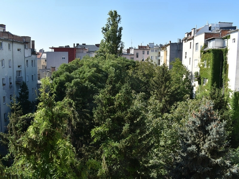 Bright, 4th floor 75 m2 apartment in good condition, facing inner garden near Szent István park!