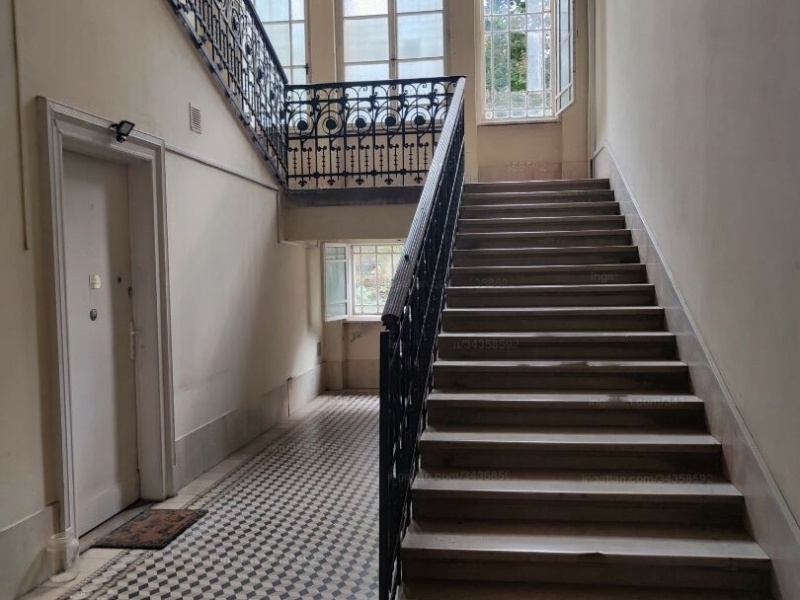 Nära Városmajor Park, en 61 m2 låg kostnad, ljus platt i rättvist skick!