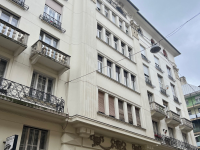 Een aankomende flat op 85 m2 in het 5e district en in een rustige straat dicht bij West End