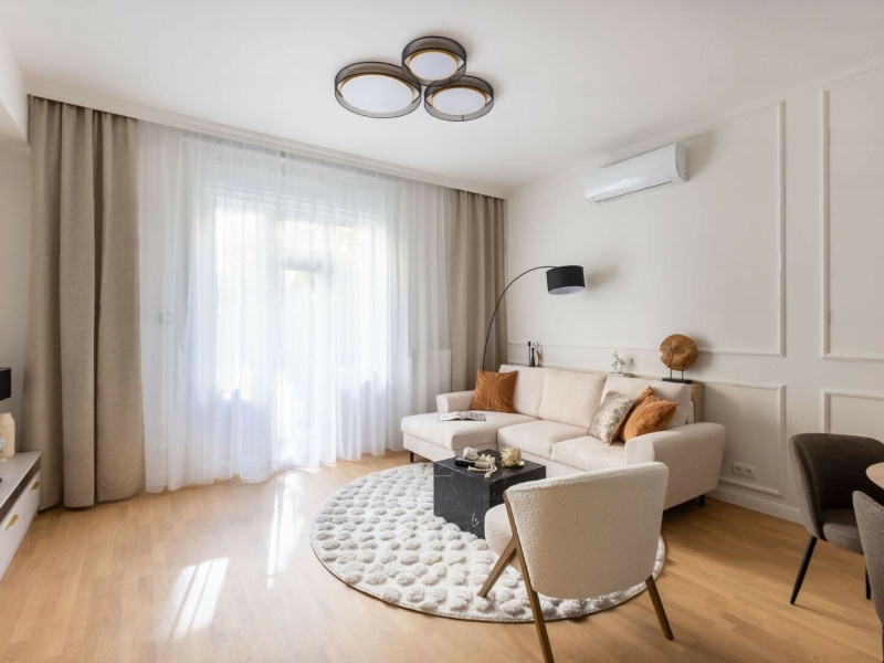 Sophisticatedely renovated flat on 75 m2 in a Bauhaus house in a quiet street close to MOM Park!