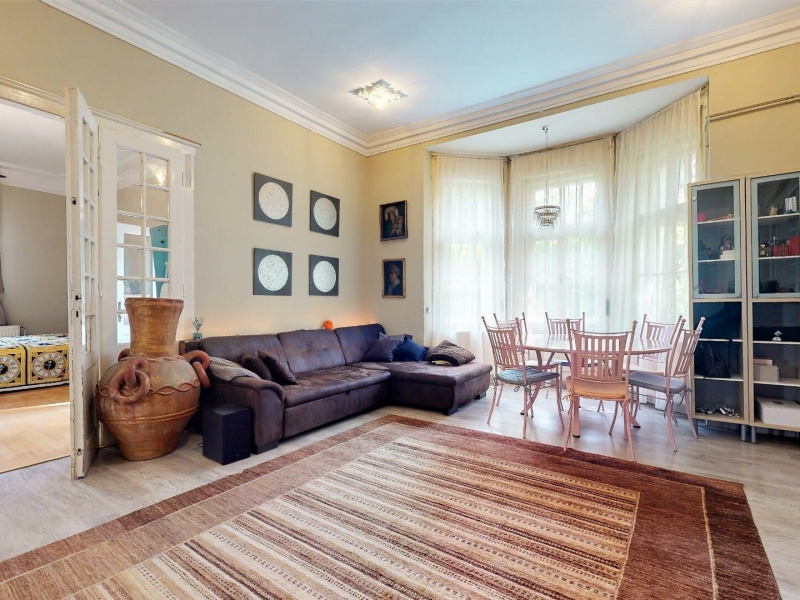 An 81 m2 garden flat to renovate in a villa on Kissvábhegy, close to M2!