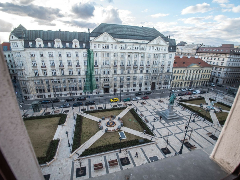 Studio au dernier étage sur 45 m2 sur l'un des plus beaux carrés de Budapest!