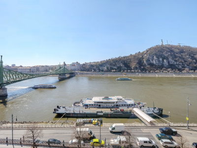 140 m2 platt med en underbar utsikt över Donau och Gellért Hill!