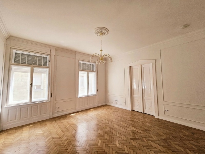 Prestigious apartment off Váci Street on 68 m2!