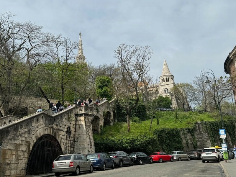 59 m2 à plat avec entrée de rue directe en très bon état juste en dessous des murs du château de Buda à un prix fabuleux!